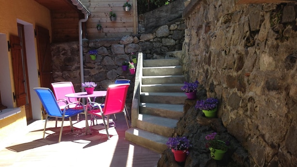 A patio with outdoor furniture, a stone staircase, and potted plants. - Self-contained apartment in house in Cauterets  (Hautes-Pyrénées)