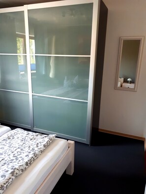 1 habitación, tabla de planchar con plancha, wifi gratis y ropa de cama