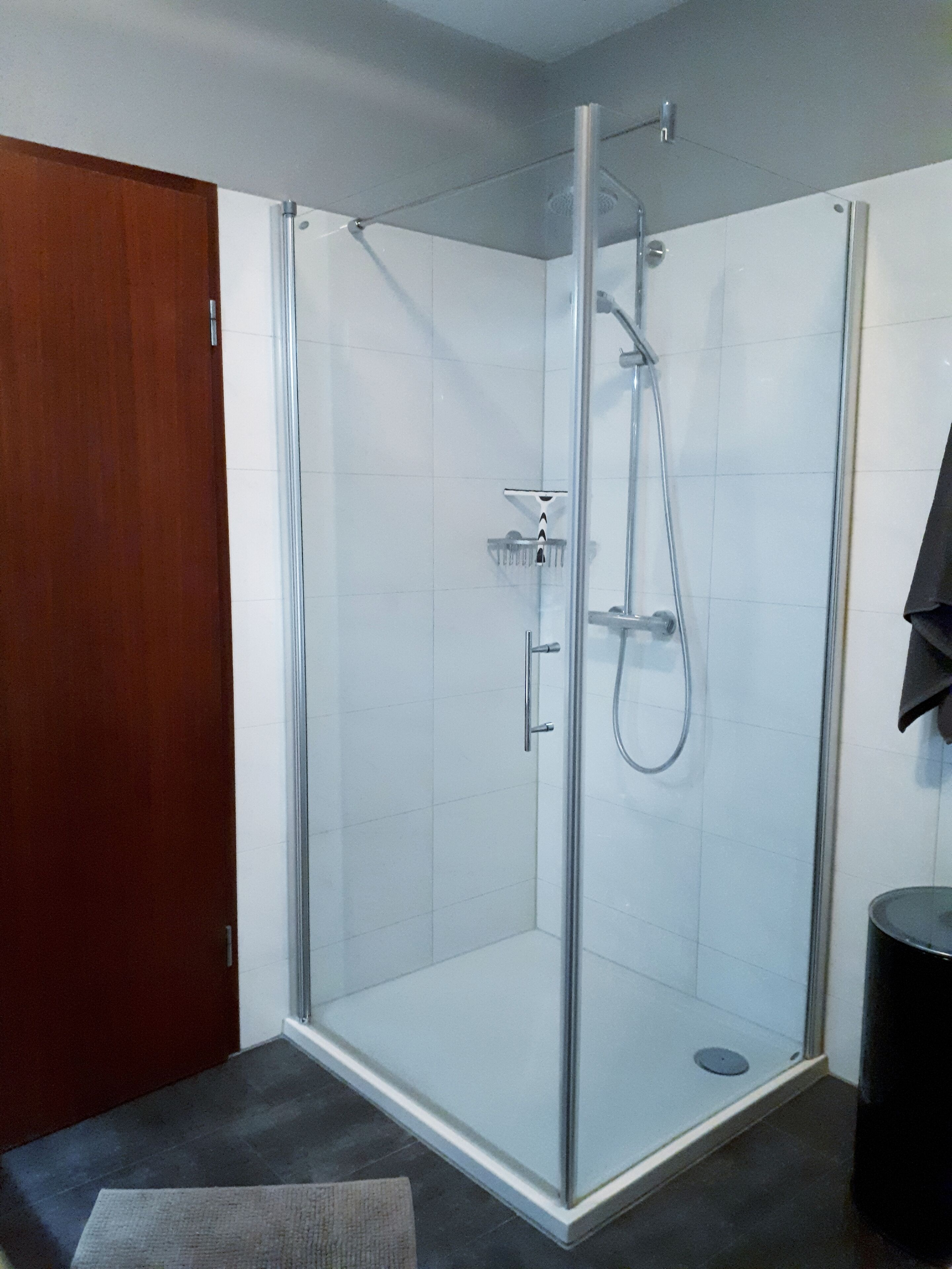 Dusche, Haartrockner, Handtücher, Toilettenpapier