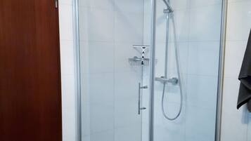 Dusche, Haartrockner, Handtücher, Toilettenpapier