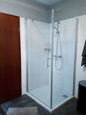 Douche, sèche-cheveux, serviettes fournies, papier toilette