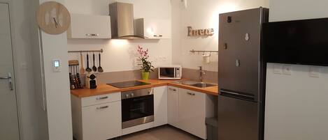 Réfrigérateur, micro-ondes, four, plaque de cuisson