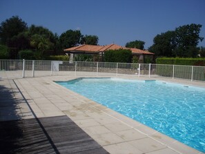 Pool - Small house, 300 m from the beach, sleeps 7, swimming pool in the residence (Saint-Michel-Chef-Chef)