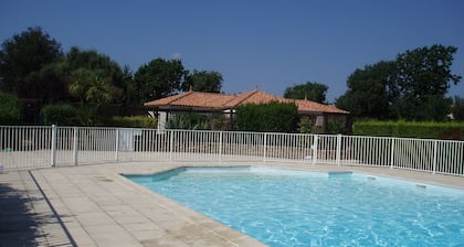 Pieni talo, 300 m ranta, vuodepaikkoja 4, uima-allas asuinpaikassa