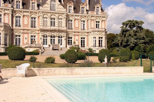 7-bedroom gîte (sleeps 15) in a magnificent Louis XIII-style château