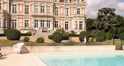 7-bedroom gîte (sleeps 15) in a magnificent Louis XIII-style château