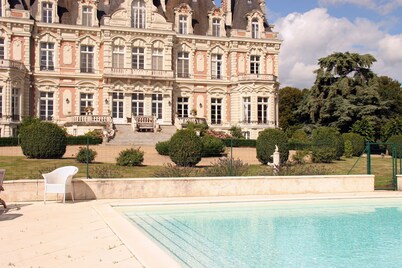 7-bedroom gîte (sleeps 15) in a magnificent Louis XIII-style château