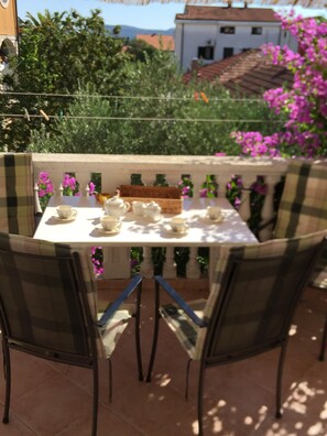 Outdoor dining - Exclusive apartment140mq, family friendly, near the beach, parking, wi-fi  (Biograd na moru)