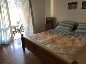 3 bedrooms, iron/ironing board, WiFi, bed sheets - Exclusive apartment140mq, family friendly, near the beach, parking, wi-fi  (Biograd na moru)