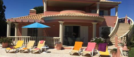 حمّام سباحة مُدفَّأ