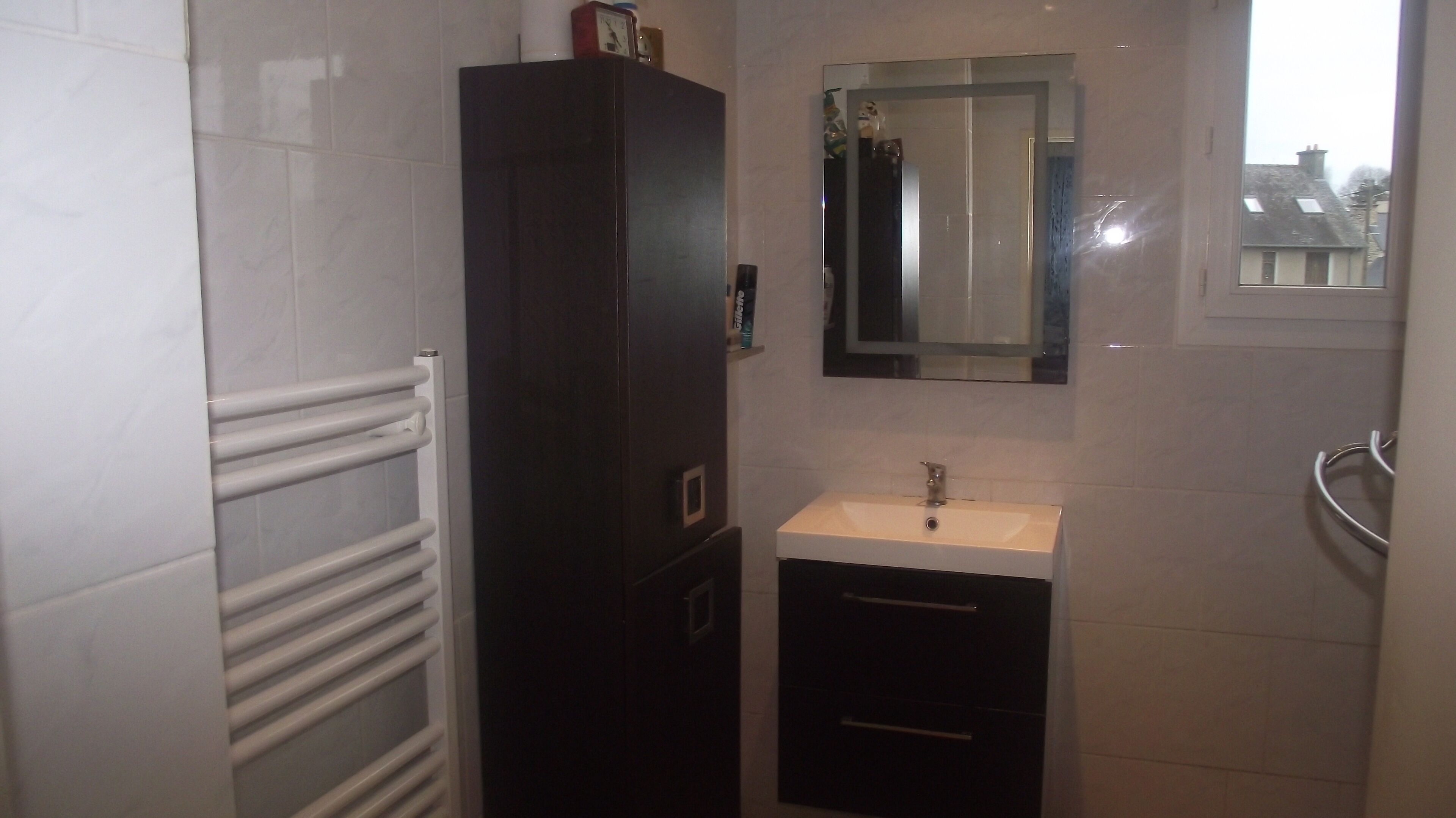 Een douche, een haardroger, handdoeken