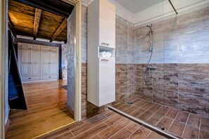 Shower, hair dryer, towels, toilet paper - Stylish Istrian Retreat with Pool, Tennis Court & Outdoor Kitchen (Pican)