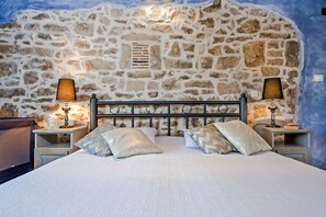 4 bedrooms, iron/ironing board, travel cot, free WiFi