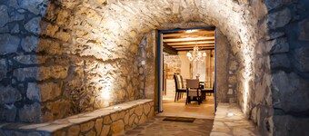 Stilfull istrisk villa med basseng, tennisbane og utekjøkken