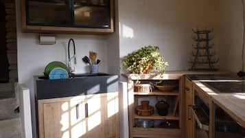 Fridge, oven, stovetop, coffee/tea maker