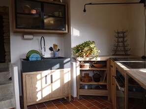 Réfrigérateur, four, plaque de cuisson, cafetière/bouilloire