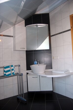 Dusche, Haartrockner, Handtücher, Shampoo