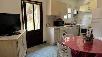 Een koelkast, een microgolfoven, een oven, een kookplaat