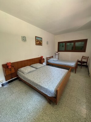 2 bedrooms, iron/ironing board, travel cot, free WiFi