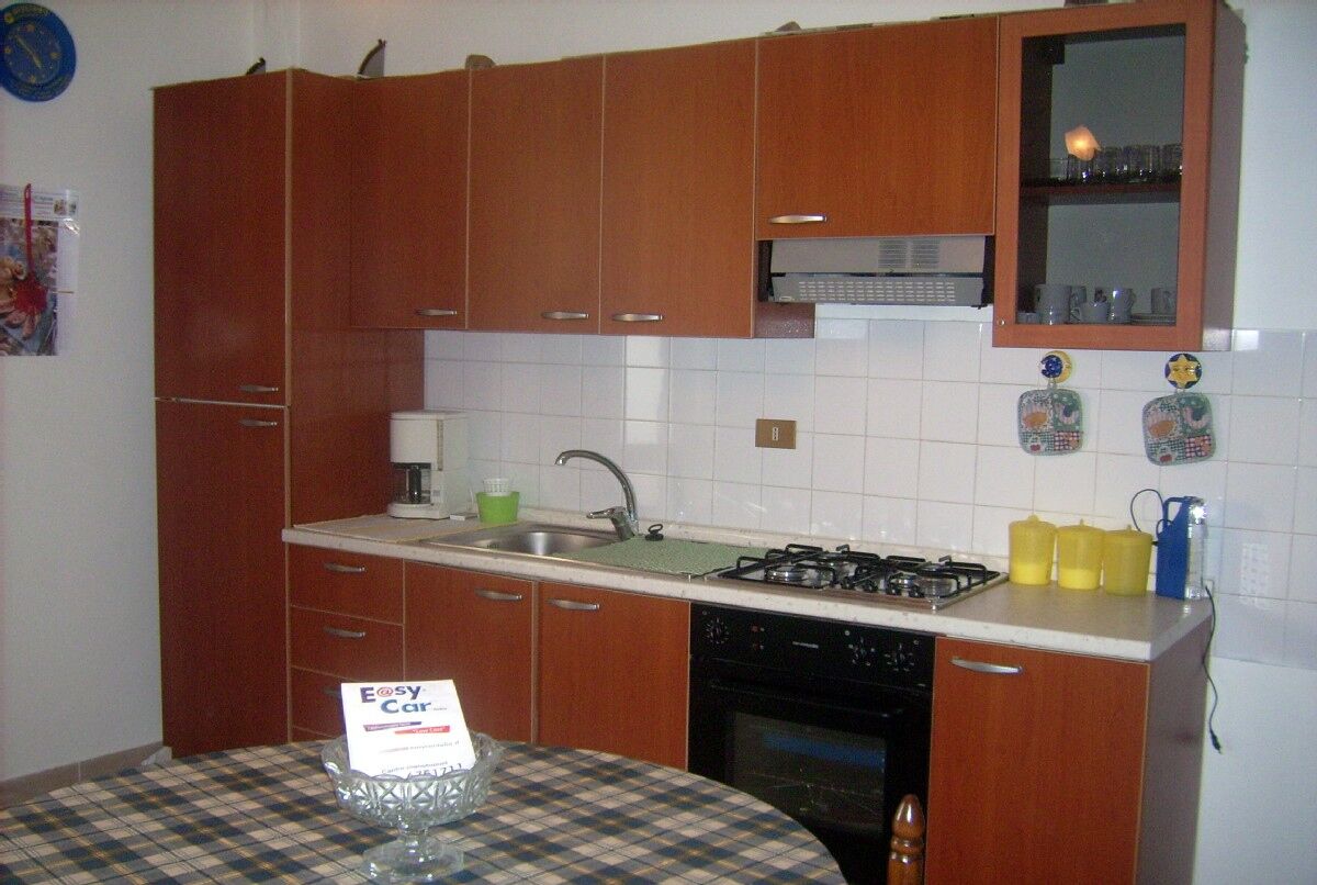 Kühlschrank, Ofen, Herdplatte, Wasserkocher mit Kaffee-/Teezubehör