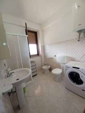 Shower, hair dryer, bidet, towels - Deborah apartment, comfortable apartment with sea view, wifi free (Palermo)