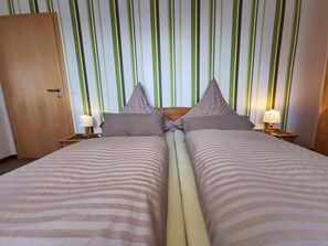 1 bedroom, free WiFi, bed sheets - Excellent hillside location with wonderful views. Pets Allowed. Family friend. (Schotten)