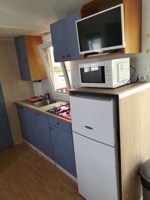 Fridge, microwave, oven, stovetop - tatiana 2 bedroom mobile home (Cabariot)