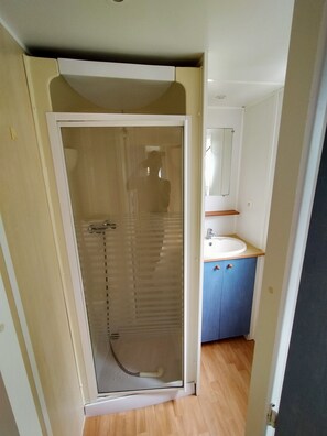 Shower - tatiana 2 bedroom mobile home (Cabariot)