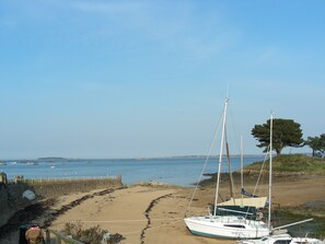 Ubicación cercana a la playa y tumbonas