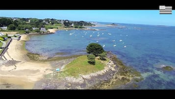 Vlak bij het strand, ligstoelen