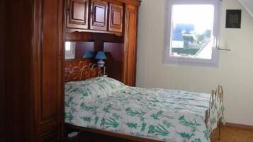 4 bedrooms, desk, iron/ironing board, free WiFi