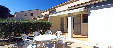 تناول الطعام بالخارج