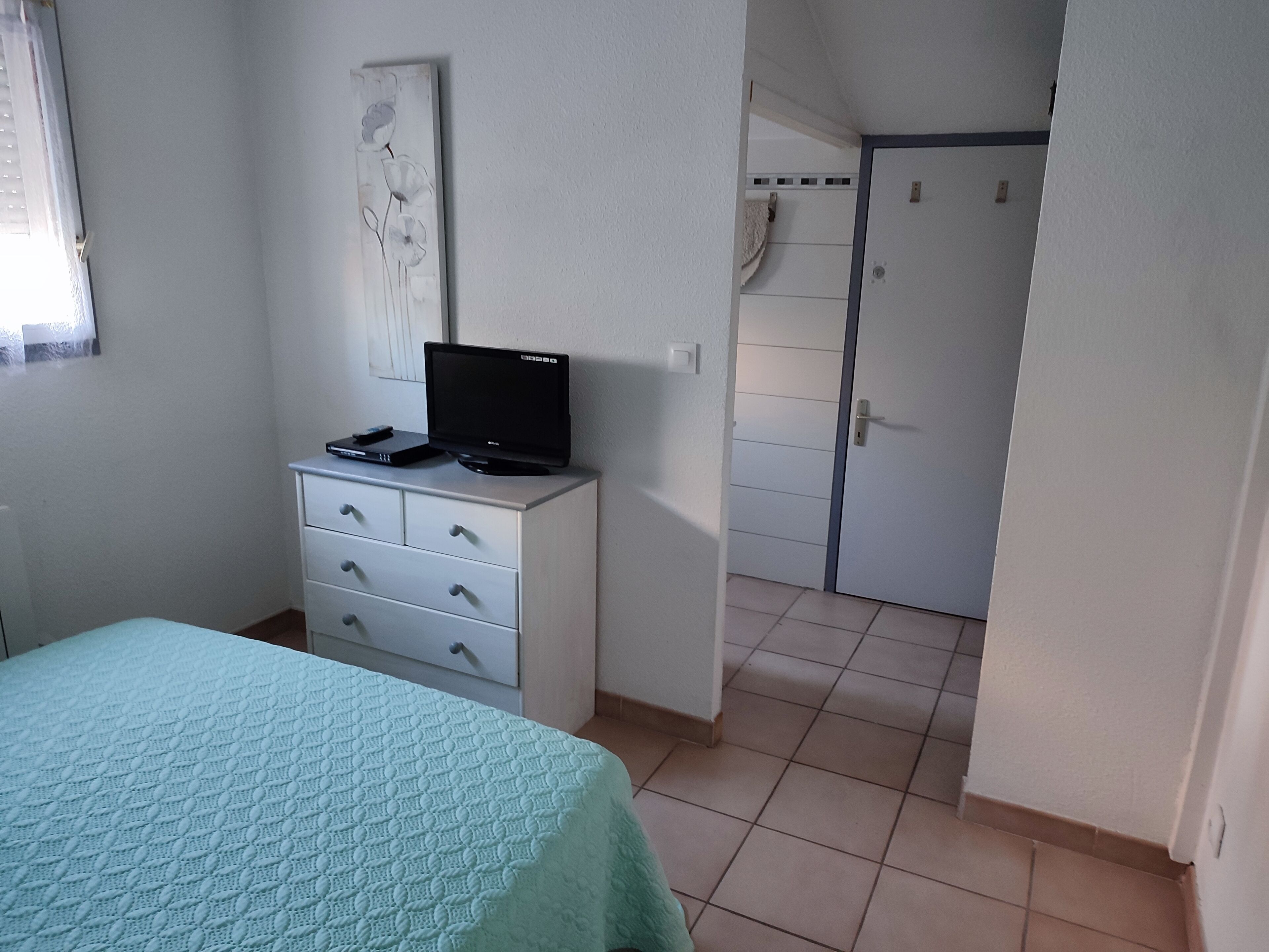 2 slaapkamers, een strijkplank/strijkijzer, reisbedje, wifi