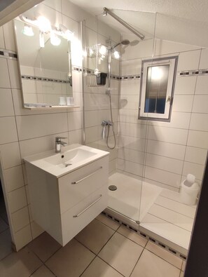 Dusche, Haartrockner, Handtücher, Toilettenpapier