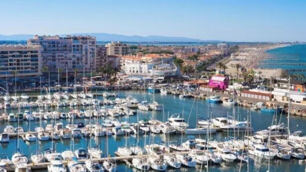 A marina filled with boats, buildings, and a beach in the background. - semi-detached villa sleeps 6, 3-star furnished holiday accommodation (Saint-Cyprien plage)