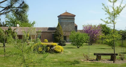 Casa rural en terrenos arbolados cerrados