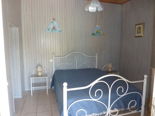 Gite on closed wooded grounds