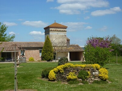 Gite on closed wooded grounds