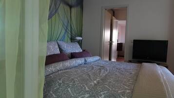 2 bedrooms, iron/ironing board, free WiFi