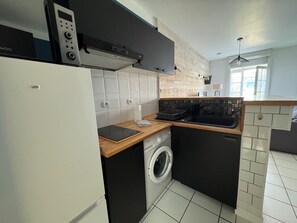 Kjøleskap, mikrobølgeovn, kokeplater og kaffetrakter/tekoker