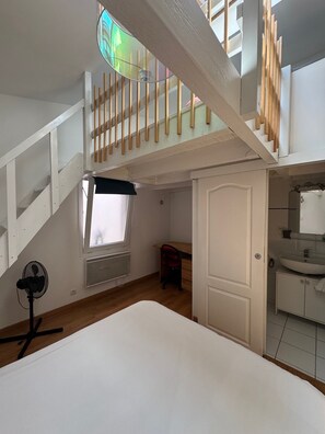 2 bedrooms, desk, free WiFi, bed sheets
