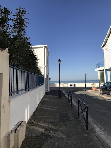 Ground floor apartment with large terrace 20 meters from the beach