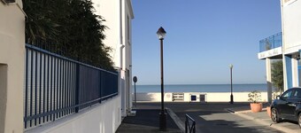 Ground floor apartment with large terrace 20 meters from the beach