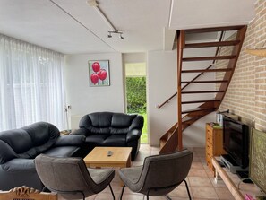 Smart TV, chimenea, reproductor de DVD y futbolito