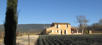 Bastidon with heated pool and private garden in the Luberon