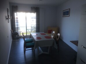 Dining - ENEZ ROUZIC, balcony on the marina (Perros-Guirec)