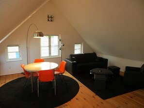 Dining - City and countryside, fully equipped apartment in the fisherman's house on the lake for 2 (Berlin)