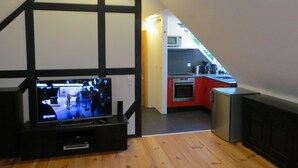 Une cuisine moderne équipée d’un four à micro-ondes, d’une machine à café et d’un four.