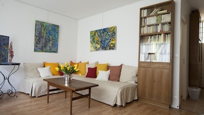 Ein Wohnzimmer mit einer Couch, einem Couchtisch und Bücherregalen.