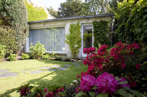 A charming guest house in a garden 500m from Paris 